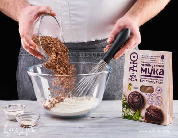 В отдельной миске соедините пшеничную муку, черемуховую муку ТМ «Аю — дух леса», молотый имбирь и разрыхлитель.