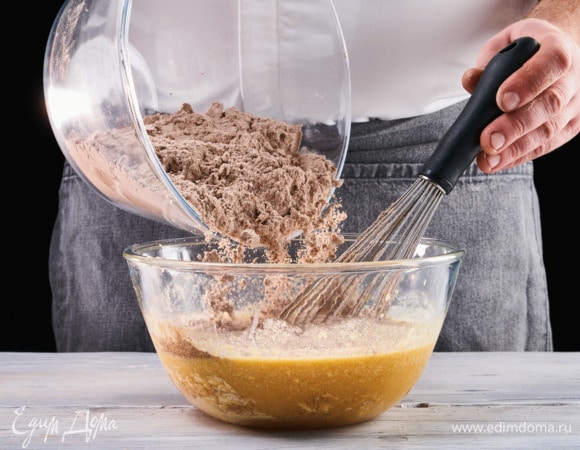 Смешайте сухие ингредиенты с жидкой массой, перемешайте до однородности. Форму для запекания смажьте сливочным маслом. Тесто для кекса влейте в форму и выпекайте 45 минут в заранее разогретой до 180°C духовке.