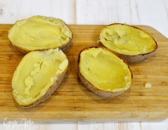 Запеченный картофель разрежьте вдоль, выскребите серединку.