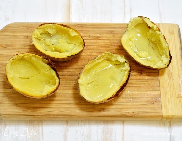 Смажьте растительным маслом.