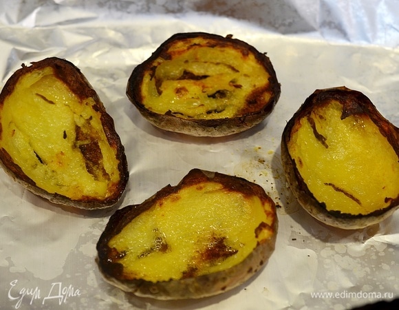 Отправьте в духовку и запекайте еще минут 15 до хрустящего состояния.