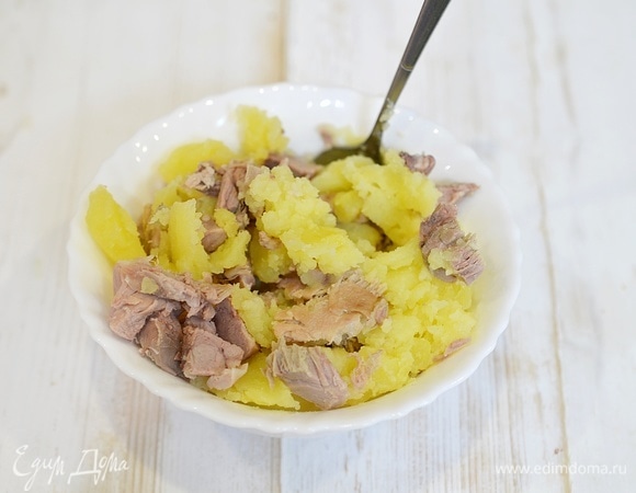 Нарезанную курицу соедините с мякотью картофеля.