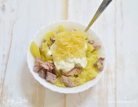 Добавьте измельченный чеснок, сметану и натертый сыр. Перемешайте.