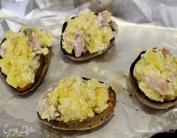 Выложите начинку в картофельные лодочки и запекайте еще 10 минут.