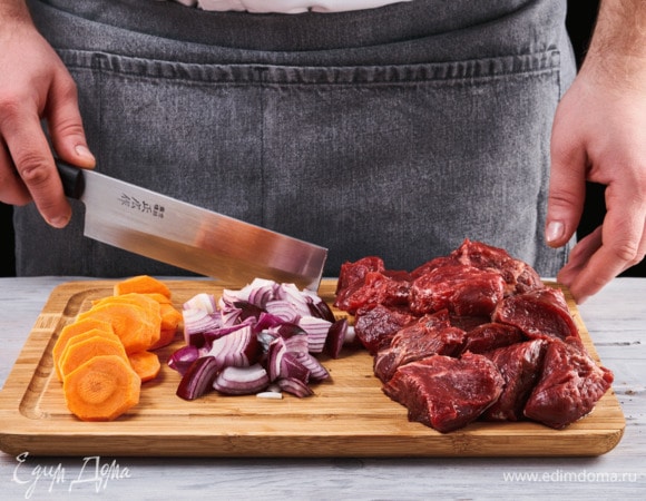 Мясо нарежьте на средние кусочки. Лук нарежьте средними кусками, а морковь — кружочками.