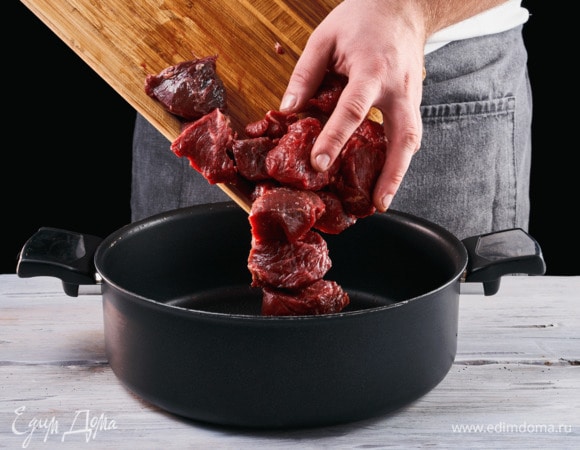 В глубокой сковороде обжарьте говядину на растительном масле в течение 5 минут.