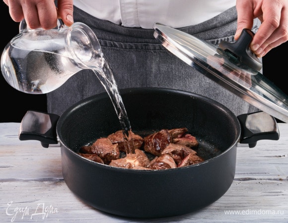 Затем влейте воду и тушите под крышкой 50 минут.