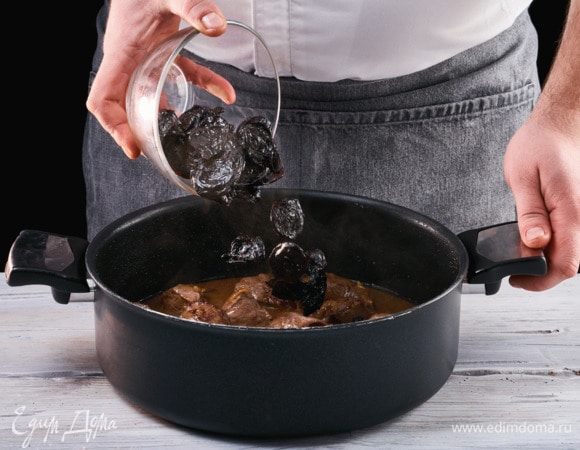 Добавьте целиковый чернослив и тушите еще 10 минут.