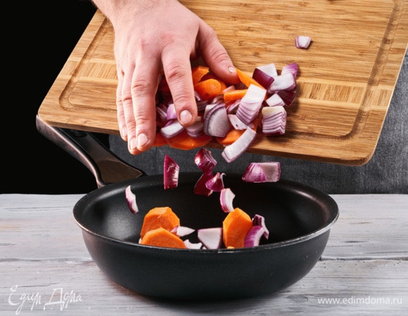 Обжарьте овощи 5–7 минут в масле на отдельной сковороде.