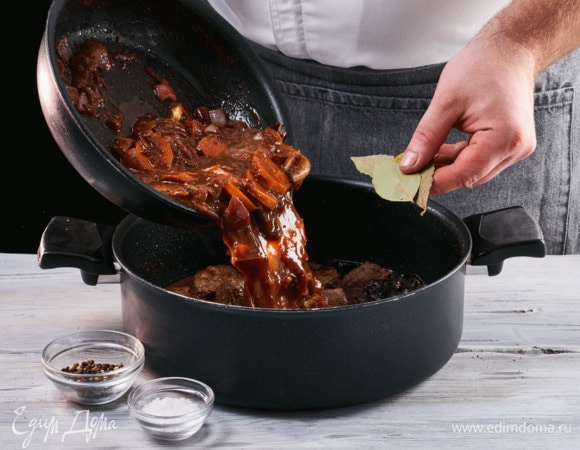 Получившийся соус перелодите к мясу, добавьте лавровый лист, соль и перец. Тушите под крышкой 5 минут.