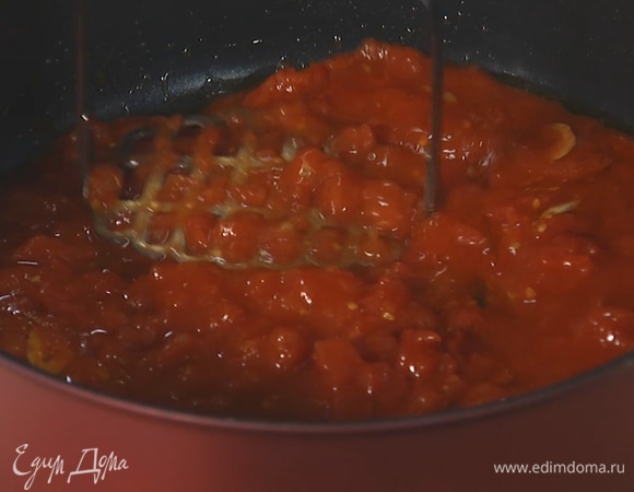 Консервированные помидоры в собственном соку добавить на сковороду, размять до однородной массы.