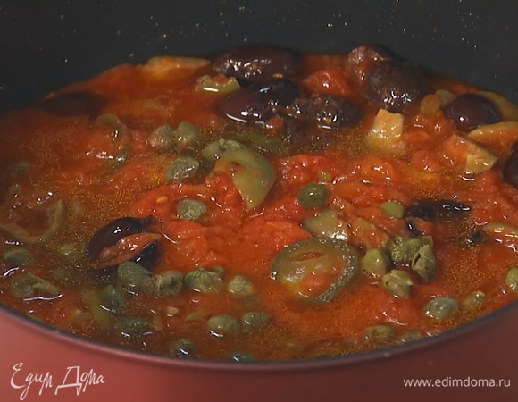 Добавить оливки, нарезанный перец халапеньо, каперсы и вино. Перемешать, довести соус до кипения.