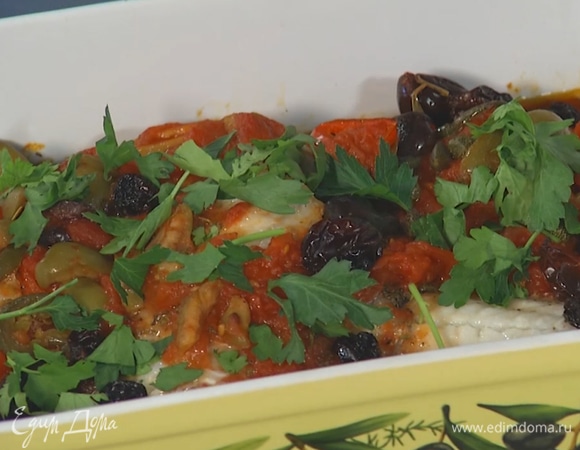 Запекать окуня в разогретой до 200°С духовке в течение 15–20 минут. Украсить блюдо кинзой, подавать с белым вином.