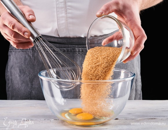 Яйца взбейте с тростниковым сахаром.