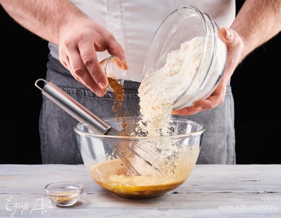 Смешайте получившуюся смесь с мягким маслом, пшеничной мукой и корицей.