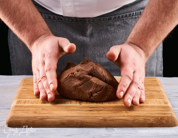 Вымесите тесто, скатайте в шар. Уберите его в холодильник на 1 час.