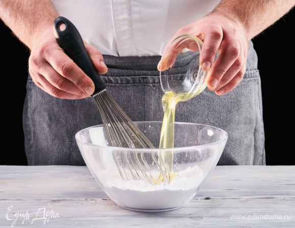 Пока печенье выпекается, сделайте глазурь. Для этого нужно взбивать белок с сахарной пудрой, пока не образуется белая плотная масса.