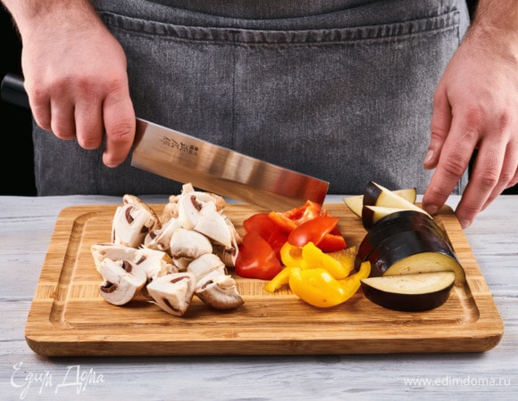 Овощи и шампиньоны промойте. У болгарского перца удалите сердцевину, баклажан почистите.
