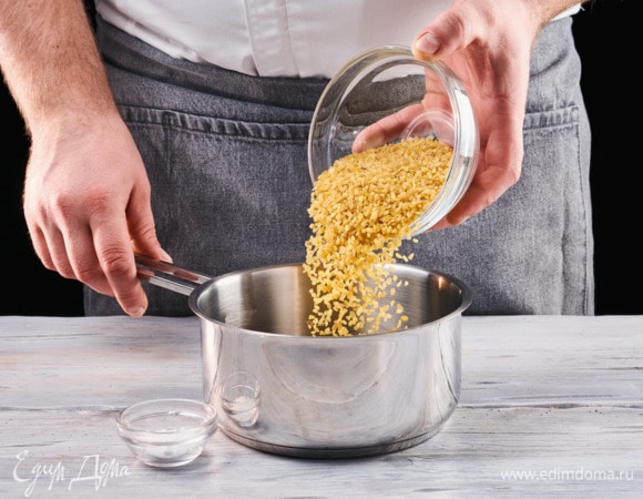 Булгур отварите в подсоленной воде, согласно инструкции на упаковке.