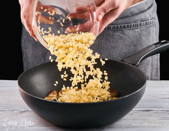 В большой сковороде перемешайте готовые перец, баклажан, шампиньоны и булгур. Добавьте соль и специи по вкусу. Томите под крышкой в течение 1 минуты.