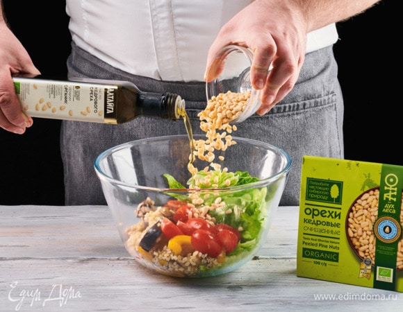 Выложите получившийся теплый салат к листьям и помидорам, посыпьте сверху кедровыми орешками ТМ «Аю — дух леса» и слегка приправьте кедровым маслом ТМ «Аю — дух леса».