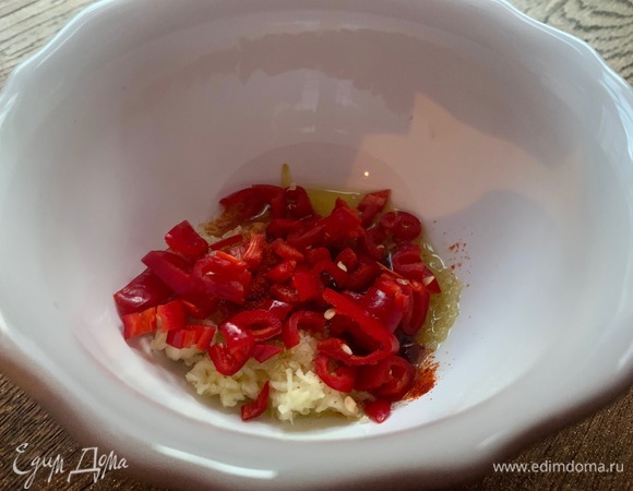 Смешать чили, чеснок, мед, имбирь, сок лайма, оливковое масло, соль.