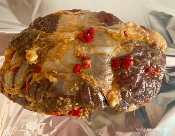 У меня говядина на кости. Натираю ее смесью, кладу мариноваться в пакет минимум на 2 часа. Духовка — на 190°C. Достать из пакета, положить в фольгу. Запекать 2 часа.