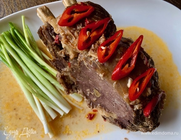 Сверху кладу перец чили, но это по желанию. Мясо очень мягкое и сочное.