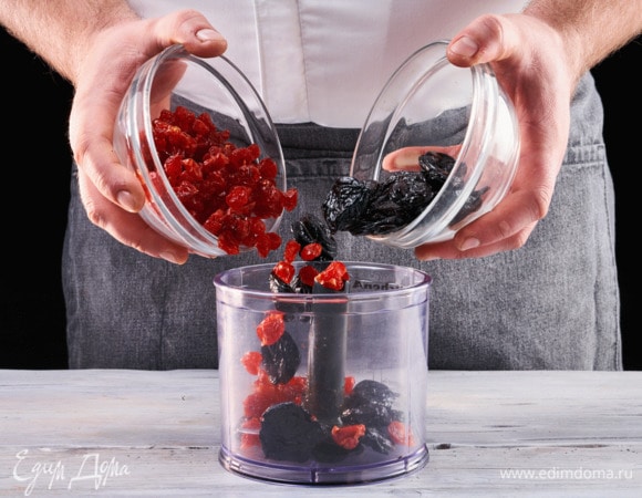 Залейте вишню и чернослив горячей водой и оставьте замачиваться на 2 часа.<br />
Обсушите вишню и чернослив бумажным полотенцем и взбейте блендером до однородной массы.