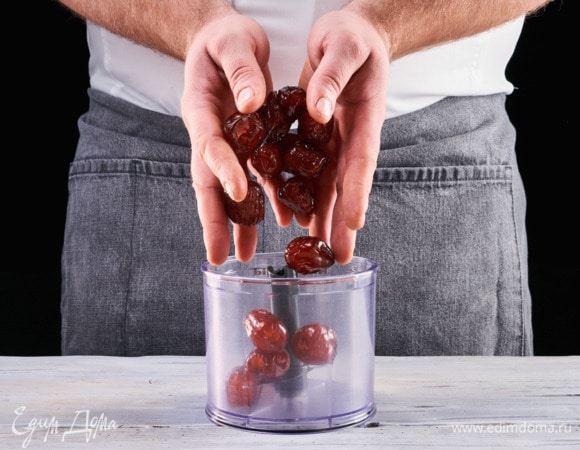 Финики залейте горячей водой и оставьте замачиваться на 2 часа. Затем обсушите бумажным полотенцем. Измельчите финики в блендере до однородной массы.