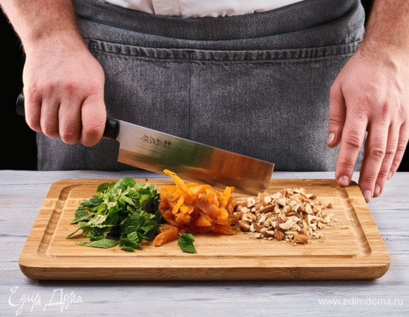 Нарежьте мяту, курагу и миндаль.