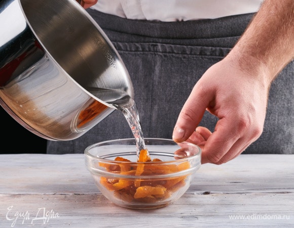Нарезанную курагу залейте кипятком, оставьте на 15 минут.