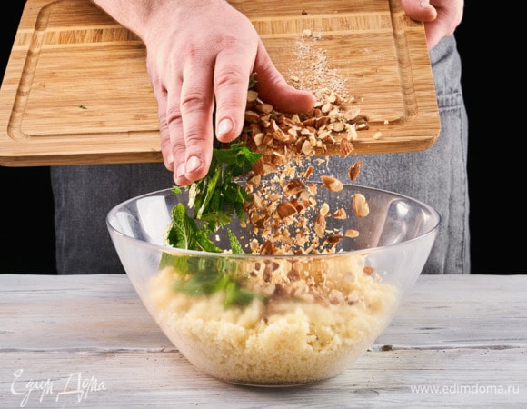 В готовый кускус добавьте мяту и миндаль.