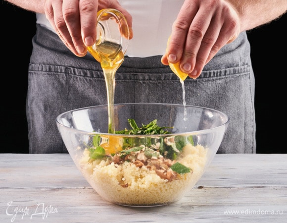 Заправьте медом и лимонным соком.