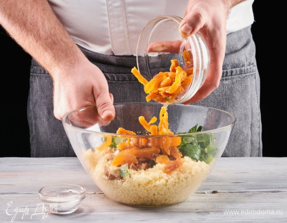 Курагу обсушите бумажным полотенцем и добавьте в емкость с кускусом. Посолите.