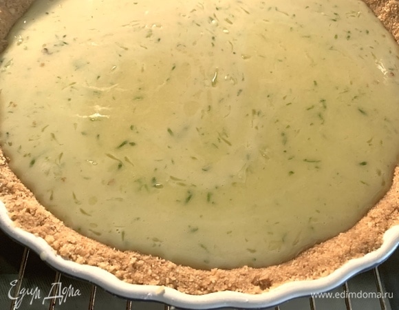 Духовка — на 150°C. Залить крем в форму с печеньем. Выпекать 35–40 минут.