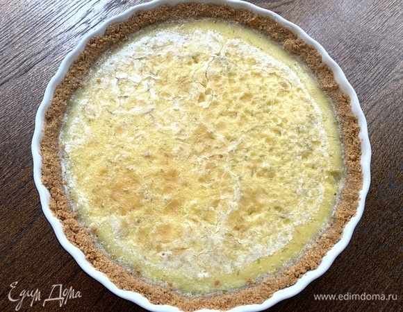 Если есть время, в идеале лимонный пирог нужно отправить в холодильник на пару часов!