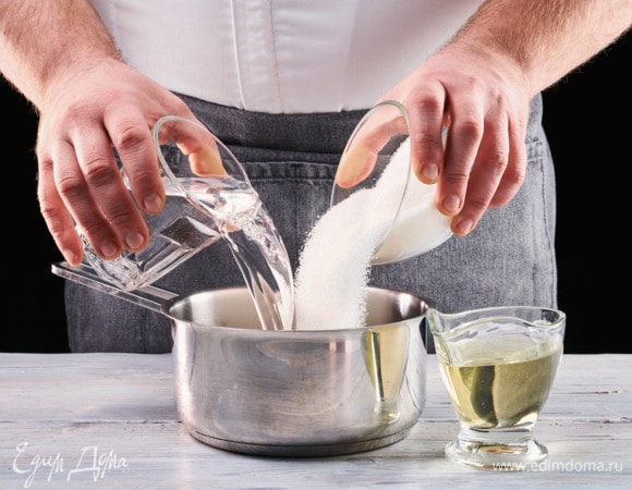 Изюм залейте горячей водой и оставьте замачиваться на 2 часа. Сахар растворите в чуть теплой воде. Добавьте масло.