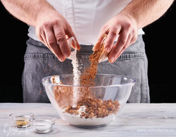 Смешайте в отдельной миске пшеничную муку, разрыхлитель, какао, соль и мускатный орех.