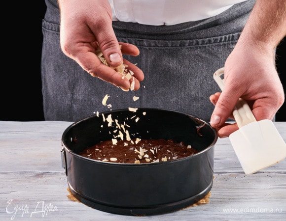 Форму для запекания застелите пекарской бумагой, смажьте маслом. Выложите тесто. Сверху посыпьте миндальными лепестками. Выпекайте в духовке при 180°C 40 минут.<br />
Совет от шефа: если вы хотите сделать безглютеновый вариант, то вместо пшеничной муки можно использовать рисовую.