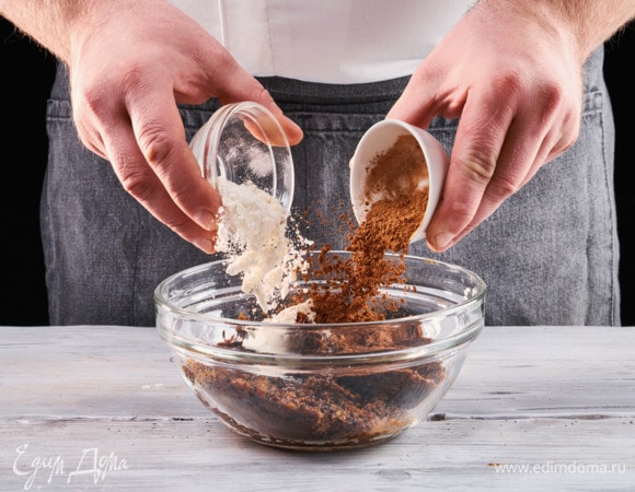 Добавьте пшеничную муку и какао.