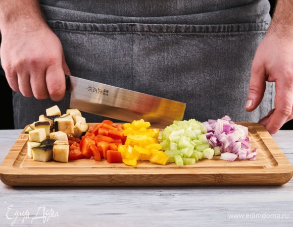 Баклажаны и сельдерей, лук и болгарский перец нарежьте небольшими кубиками.