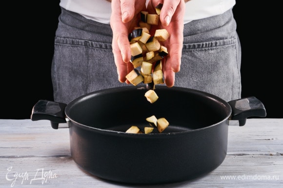 Добавьте в сковороду оливковое масло и баклажаны. Посолите и обжаривайте 8 минут.