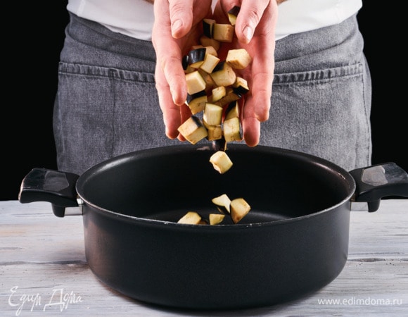 Добавьте в сковороду оливковое масло и баклажаны. Посолите и обжаривайте 8 минут.