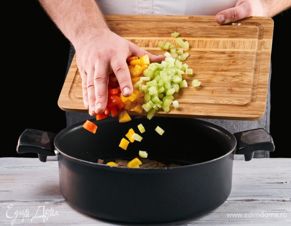 Добавьте сельдерей и болгарский перец.