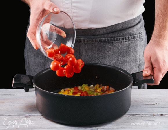 Помидоры черри разрежьте пополам и добавьте в сковороду к остальным овощам. Тушите 15 минут.