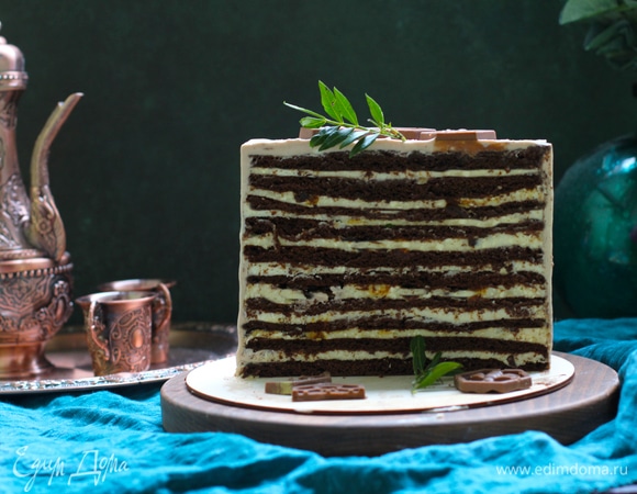 Этапы приготовления торта.<br />
1. Шоколадный медовый бисквит.<br />
2. Сливочно-сметанный крем с грецким орехом.<br />
3. Ванильное суфле с черносливом.