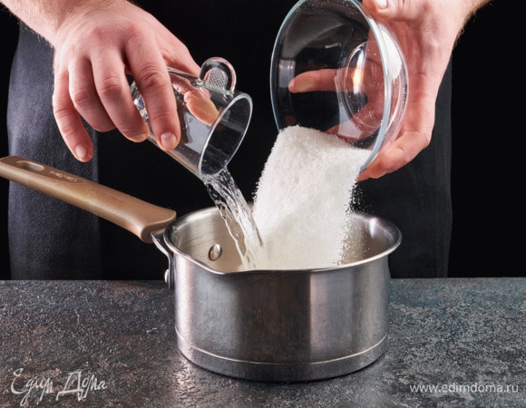 В сотейнике смешайте сахар и воду.