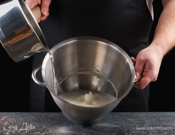 Приготовьте сироп. Температура должна быть 116°C. В чуть взбитые яичные белки влейте получившийся сироп, взбейте смесь до пиков.
