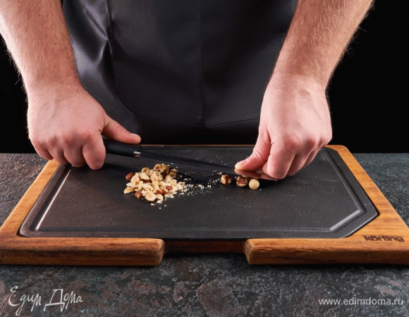 Раздавите ножом фундук.